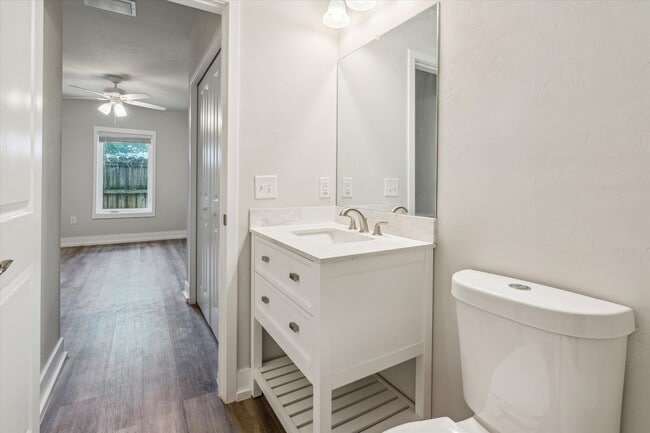 Building Photo - Live next to campus and all things Gainesv...