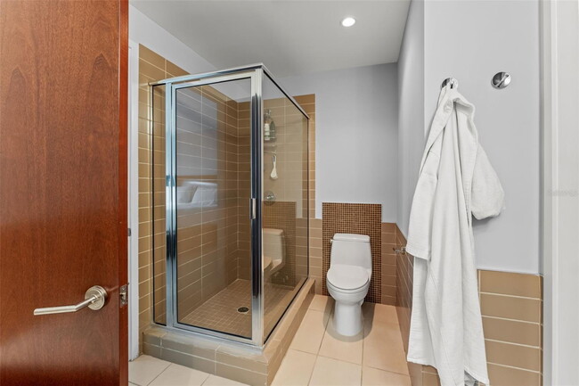 Building Photo - Modern 2 Bed/2 Bath Condo