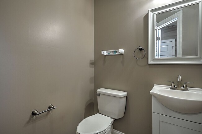 Building Photo - 4 Bedroom / 2.5 Bath Home  Kingsport, TN