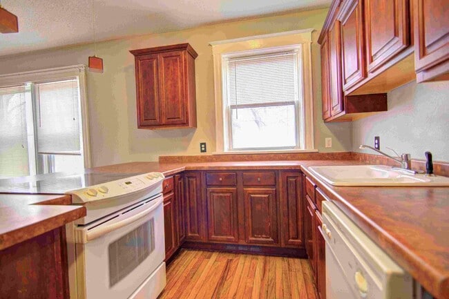 Building Photo - Large charming 3 bedroom 2 bath with oversized master bedroom that has its own private bath!