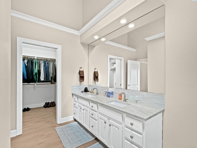 Building Photo - 4 Bedrooms Plus an Office Steps from the R...