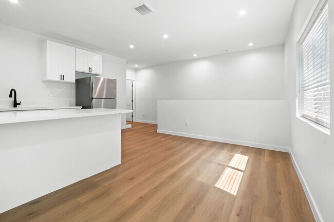Building Photo - Newly Remodeled 1 Bed, 1 Bath Apartment in Prime Silver Lake!