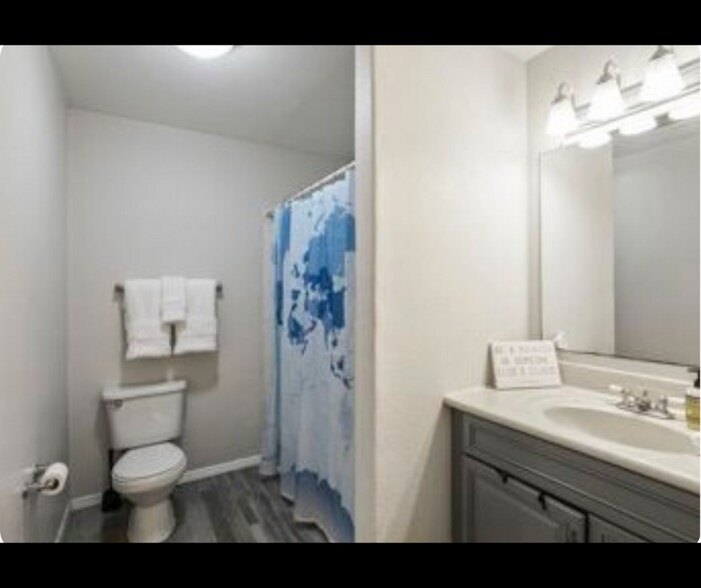 Full bathroom conveniently located near both bedrooms. - 940 Calla Ave
