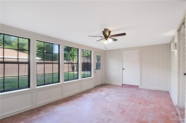 Building Photo - 413 W Jonquil Ave