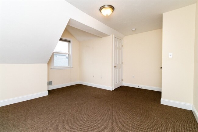 Building Photo - 15 Buckingham St