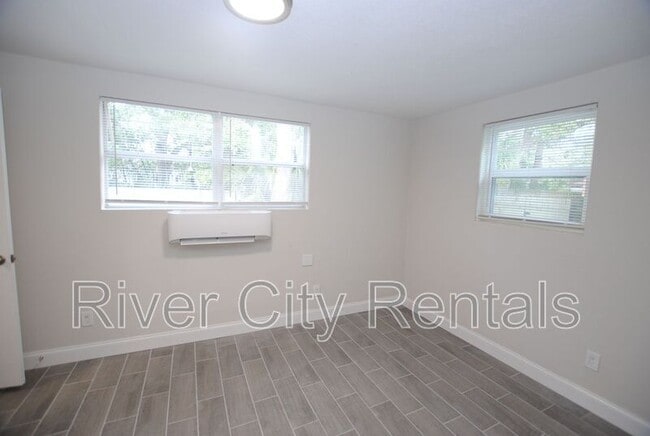 Building Photo - 2975 Dellwood Ave