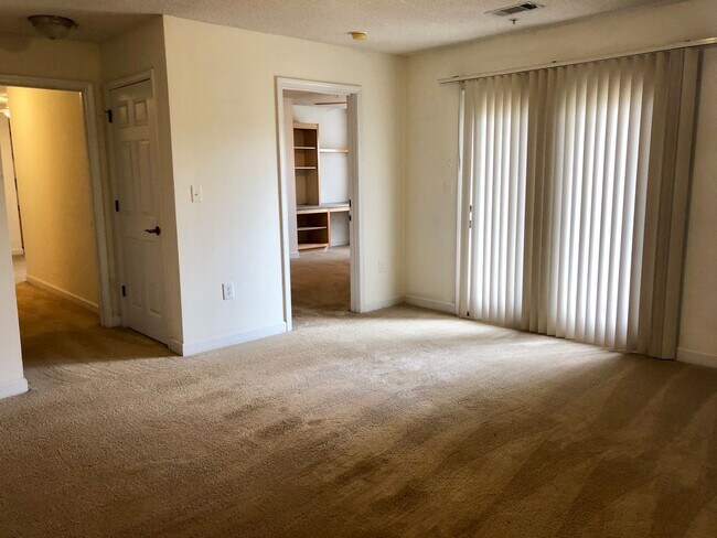 Building Photo - 3 Bedroom/3 Bathroom Condo in Harts Cove!