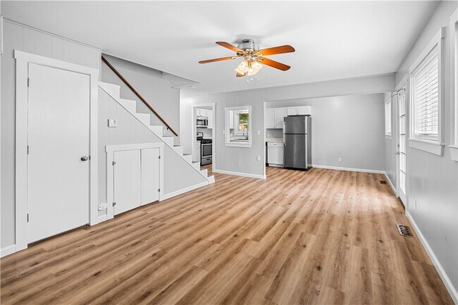 Building Photo - 574 S Sang Ave