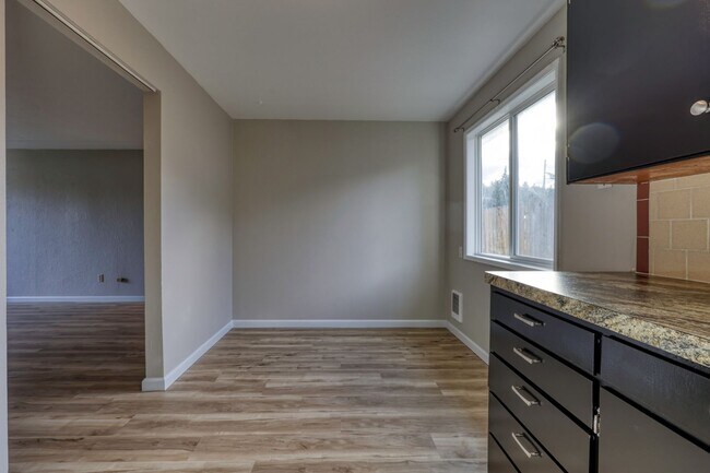 Building Photo - 503 N 5th Ave SW
