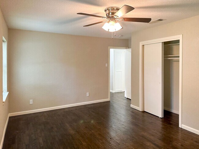 Building Photo - 4 Bedroom / 2 Bath / 1 Car Garage