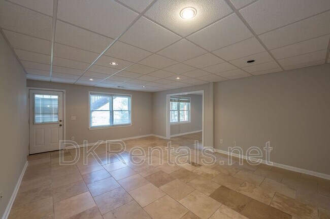 Building Photo - 841 Lakeglen Dr