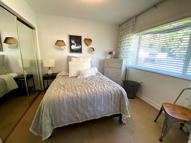 Building Photo - 3 bed 2 1/2 bath home single story home in Woodland Hills!