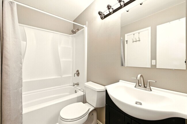 Building Photo - Tri-Level 3 Bedroom 2 Bath Large Backyard ...