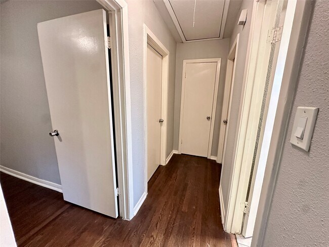 Building Photo - 9401 Sierra Dr