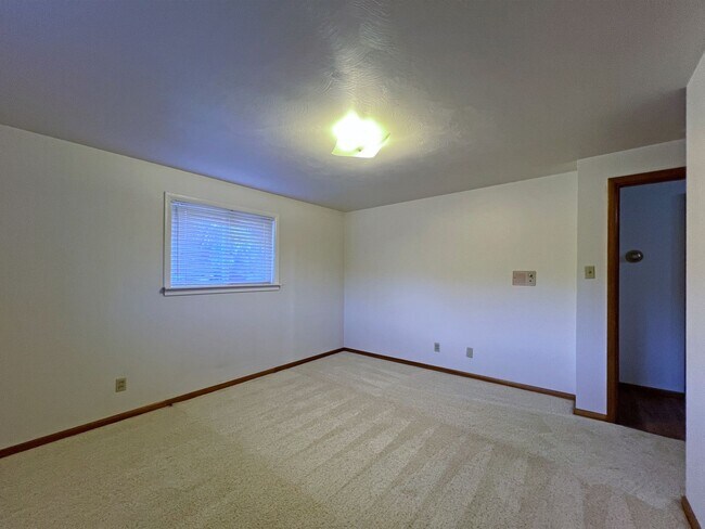 Building Photo - Rental ranch rambler - 3 bed, 2.5 bath, 2 ...