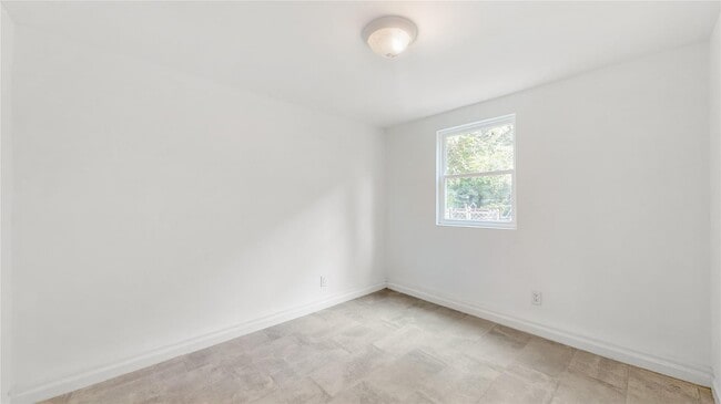 Building Photo - 706 Longacre Ave