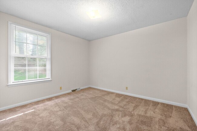 Building Photo - 3 Bedroom Home For Rent Near Downtown Clar...