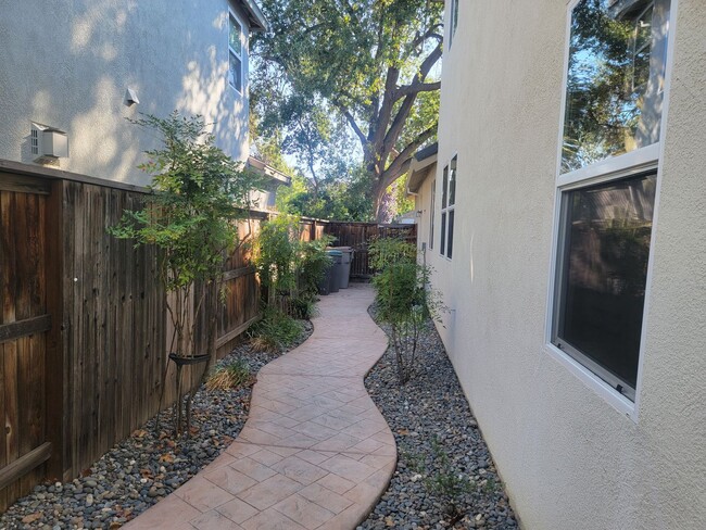 Building Photo - Gorgeous 4 bedroom 2.5 bath with large bon...