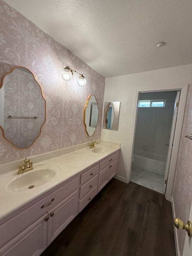 Building Photo - Very Nice 4 bedroom, 3 full bath home in much desired Lakeside neighborhood.