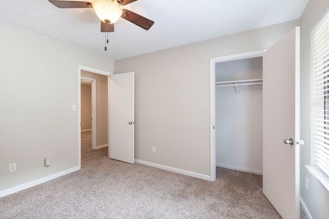 Building Photo - Spacious 3/2.5 Split Level w/ Large Bonus Room and Private Backyard!