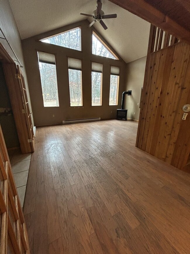 Building Photo - 1 bedrooms, 2 bathrooms. 2,000 sq ft home in a quiet country setting with large yard.