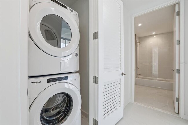 Building Photo - 400 Central Ave