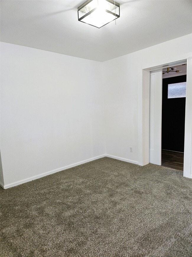 Building Photo - 652 6th St