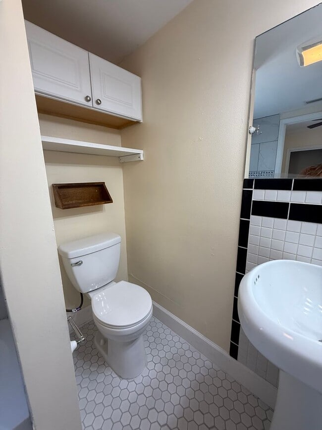 Building Photo - 3/2 Cottage Available! No deposit if qualified!