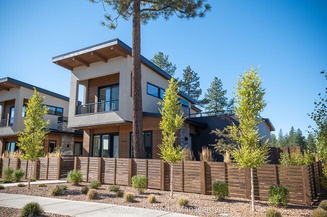 Building Photo - M713
