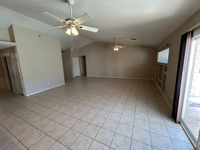 Building Photo - 13444 W Paradise Ln