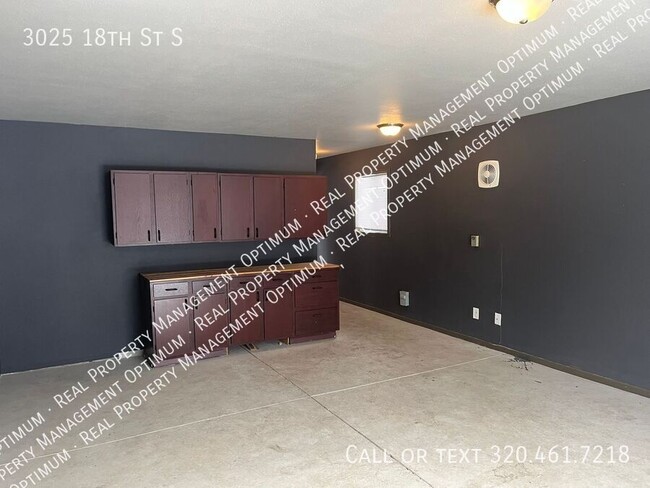 Building Photo - Must See 3 Bedroom, 1 Bath Lower Level Dup...