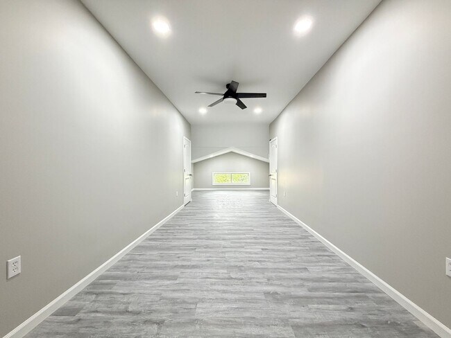 Building Photo - Huge 4 Bed and 2.5 Bath Home!