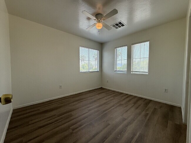 Building Photo - "Spacious 3-Bedroom Gem with 2.5 Baths in ...