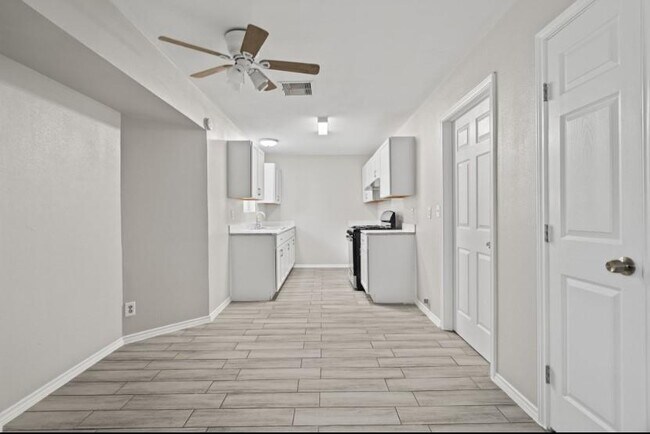 Building Photo - 6811 Feather Creek Dr