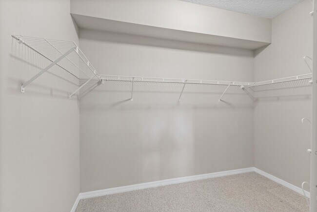 Building Photo - 800 Crestwood Dr