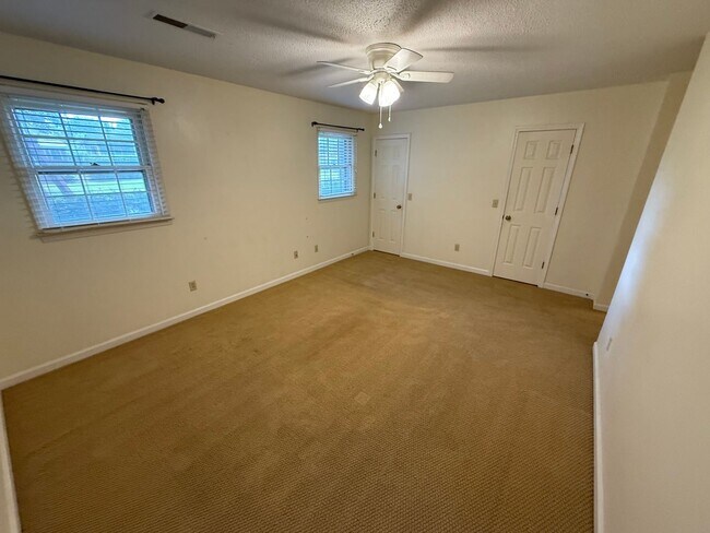 Building Photo - 4 Bedroom Brick Home in Alice Drive Area!