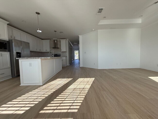 Building Photo - 4208 Queens Way