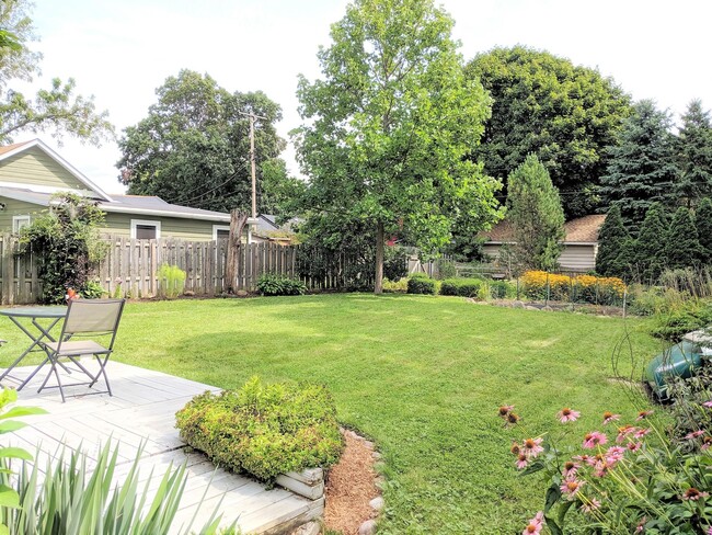 Building Photo - 2 Bedroom Remodeled Home with Lake Access