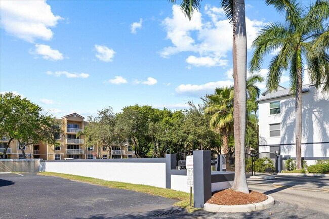 Building Photo - 609 E Sheridan St