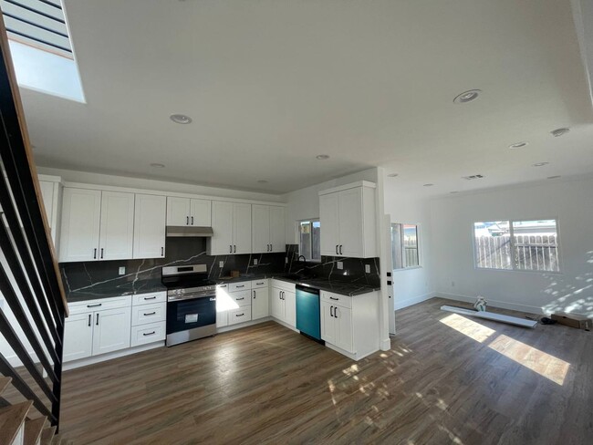 Building Photo - 540 W Elm Ave