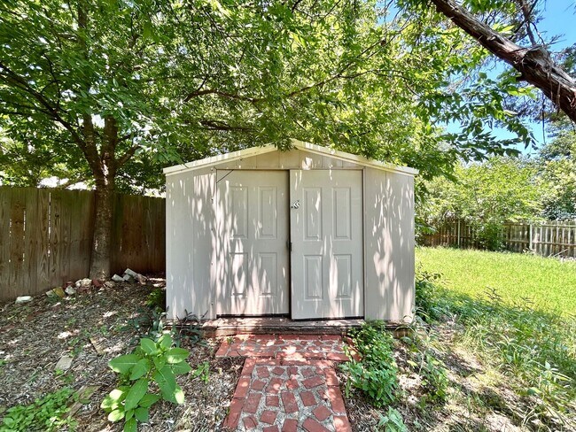 Building Photo - Beautiful and Spacious 3 BR / 2.5 BA Home ...