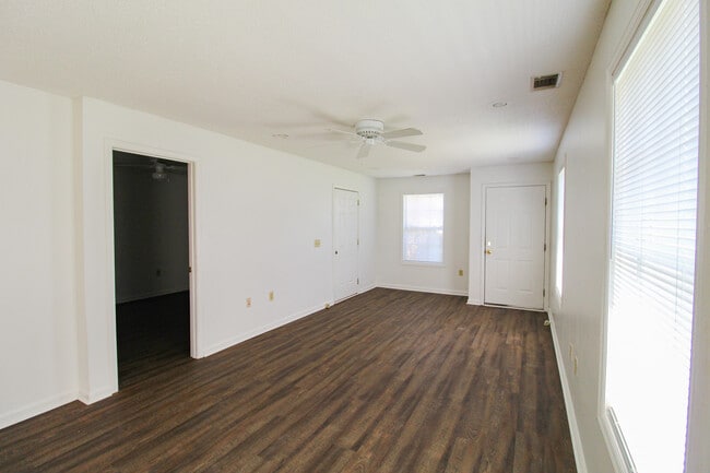 Building Photo - 824 Shaw Rd