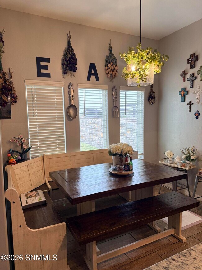 Building Photo - 548 La Entrada Cir