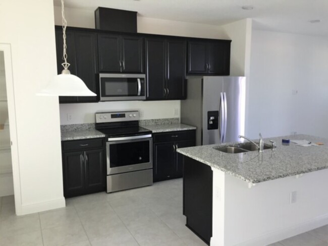 Building Photo - 3 bed 2.5 bath townhome Watermark