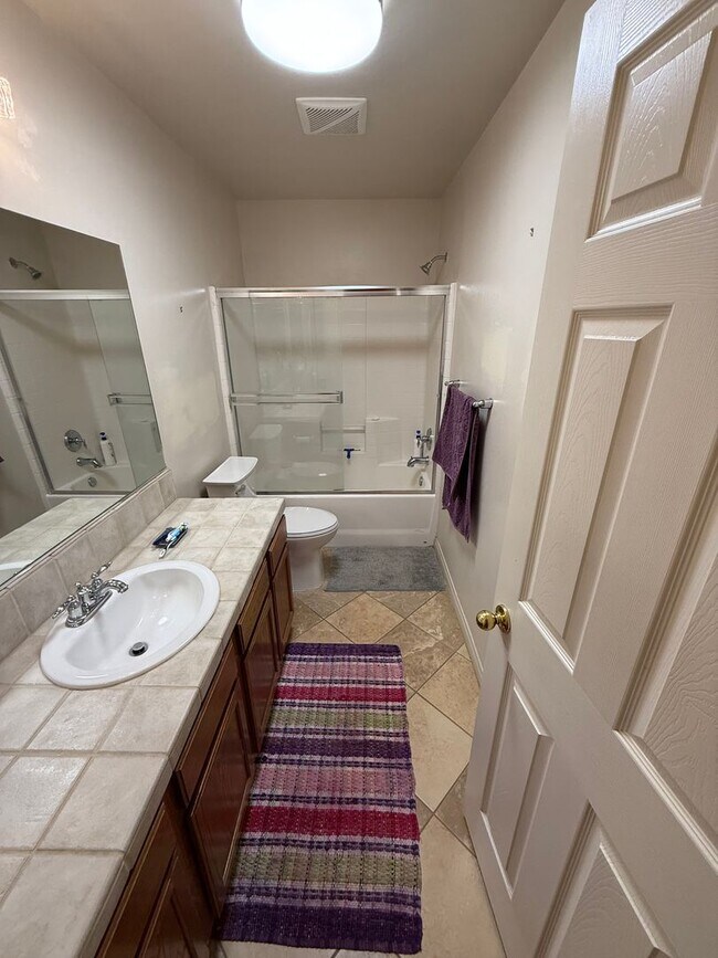 Building Photo - Beautifully Maintained 3-Bedroom Plus Offi...