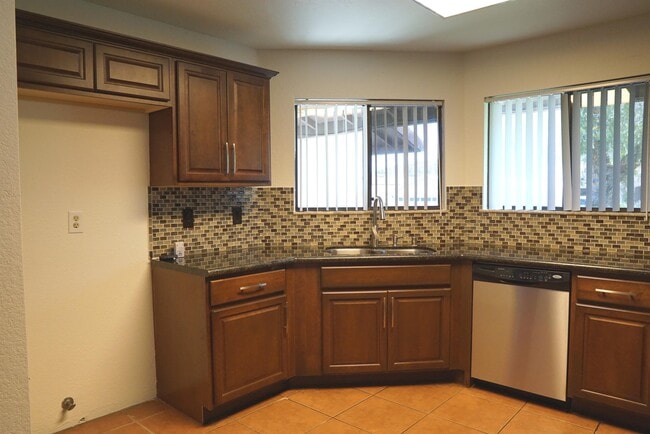 Building Photo - 53805 Avenida Martinez