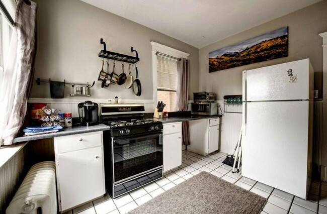 Building Photo - Beautiful two story unit with Victorian charm