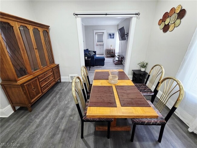 Building Photo - 10415 Bernard Ave