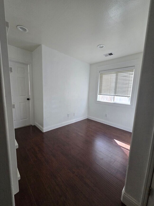 Building Photo - 3 BR 2 BA Available Now