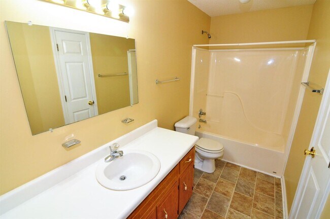 Building Photo - Sweet 3 bed 2.5 ba.  1 car garage in St B